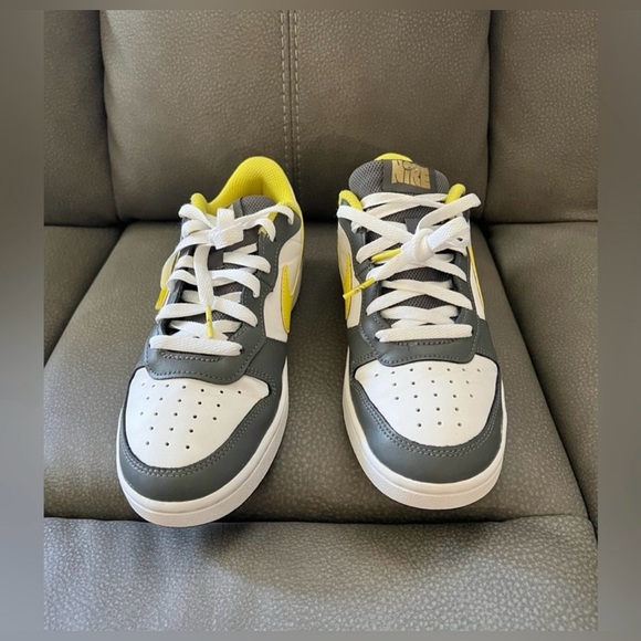 - NIKE
(GS) COURT BOROUGH LOW 2 SE
Size: 5.5 | Nike - Picture 3 of 9
